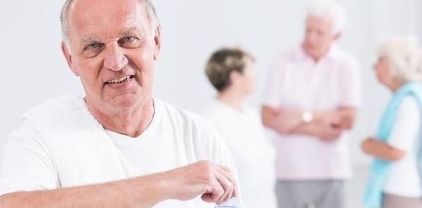 刷牙|晨起后,先刷牙好还是先喝水好?做好这个顺序,长寿或许悄悄降临