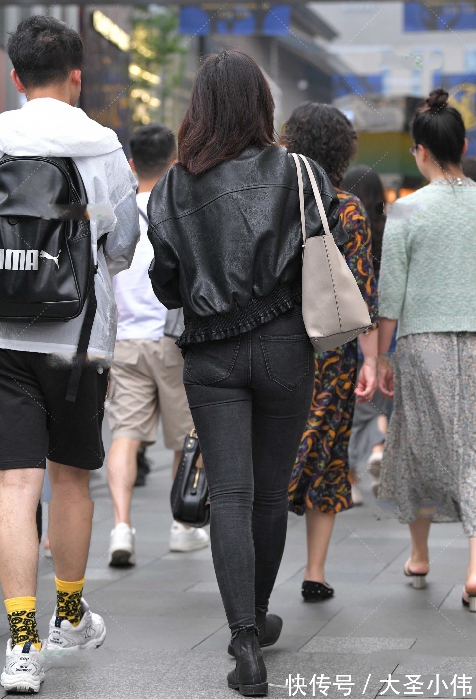 小姐姐|美女街拍:迷人的微胖小姐姐,回眸一笑太美了,感觉那一瞬间能为她倾注所有