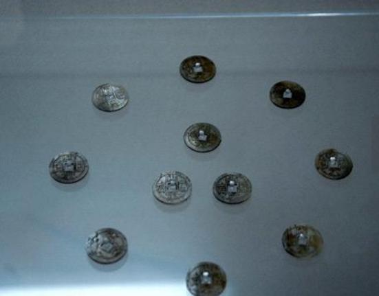 神秘|古塔下现13枚神秘古币,专家搞不清它的来头,却咬定是世界级奇珍