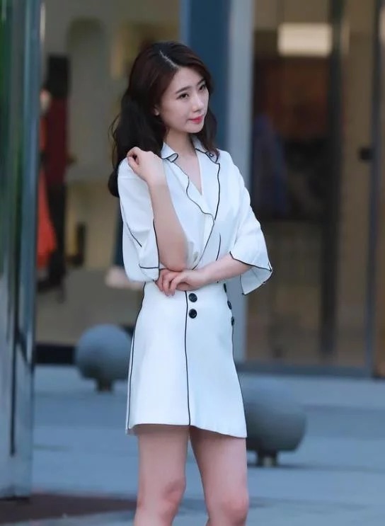 蓝色|街拍:肤如凝脂的美女,一条蓝色的连衣裙,时尚气质女人味