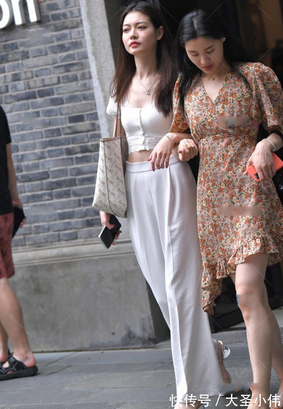 简略|美女街拍:非常柔美的微胖女生,让人心动不已,好想给她买量法拉利当礼物