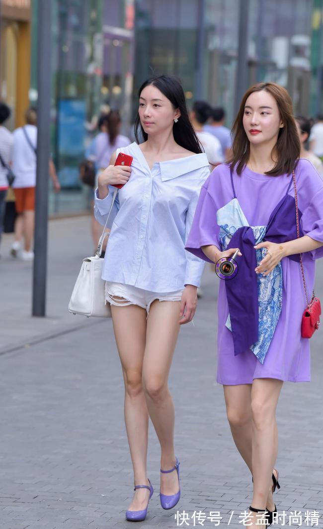 身材高挑 衬衫搭配牛仔短裤,脚下的蓝紫色高跟鞋,打造大长腿还非常出彩