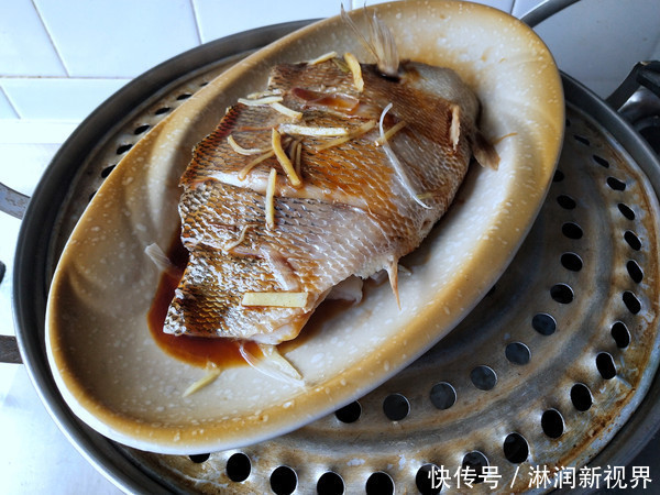 省事|鱼刺卡在喉咙里别再喝醋,教你一招,让鱼刺自己跑出来,省事