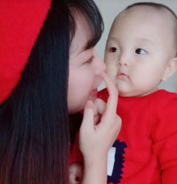 水花|下雨天外甥玩水不回家,小姨将计就计,看看谁弄得水花大