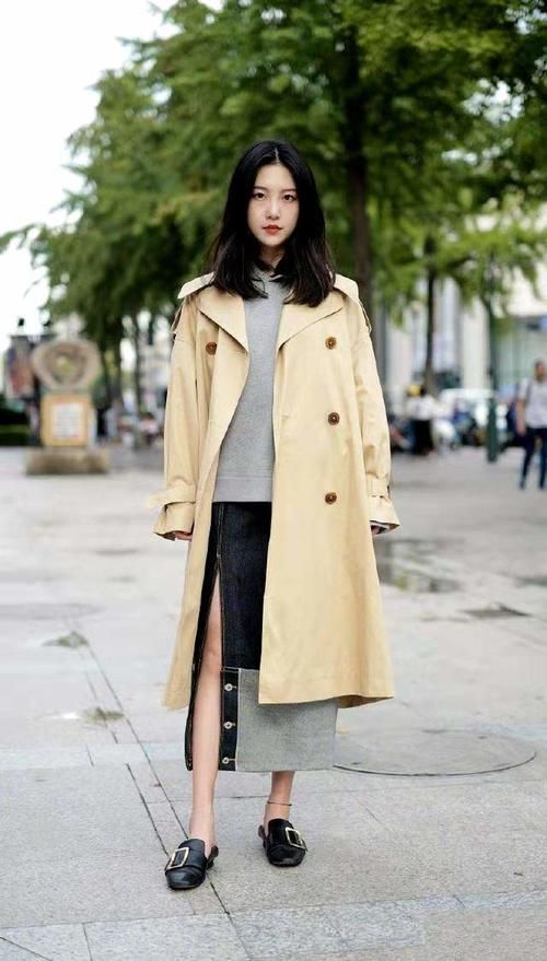  流行|穿风衣别搭小脚裤了，今年秋冬流行“风衣＋半身裙”，优雅又帅气