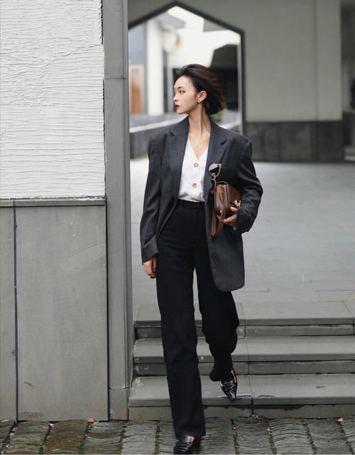 小白鞋不吃香了,今年流行“一脚蹬”,配牛仔裤,不仅时髦还显高