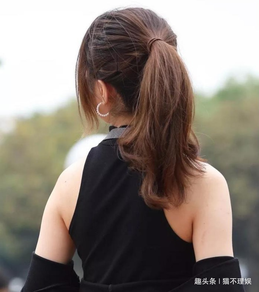 美女 知性美女解锁各种蹲法,黑色露肩上衣搭配白色包臀裙,简约时尚