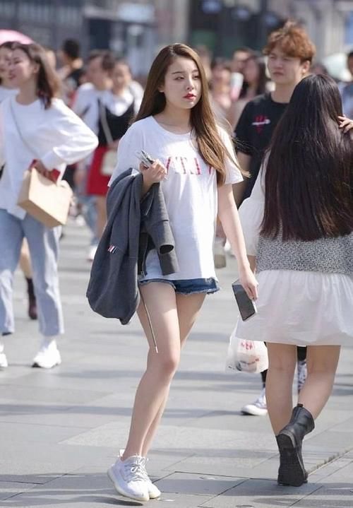 美女穿搭:简风格的小姐姐,谁娶回家,谁就是赚到啊!