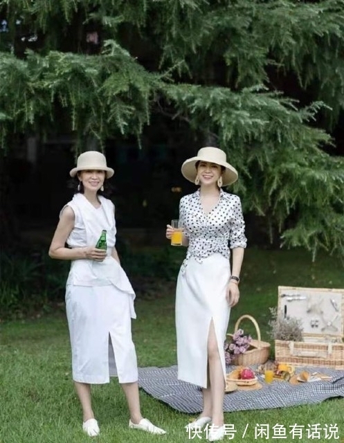 穿搭|三木妈妈罕见换发型,贴头皮短发配红裙真显年轻,不戴帽子也时髦