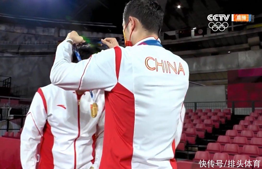 樊振東|馬龍假裝要戴兩塊金牌，許昕給樊振東加冕！央視：龍莽胖時(shí)代