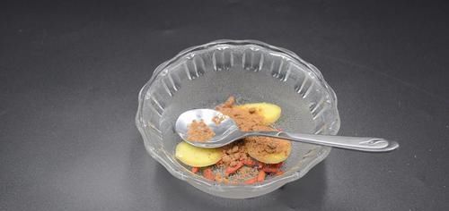 生姜和枸杞一起泡水喝,作用真厲害,解決了很多男人女人的困擾