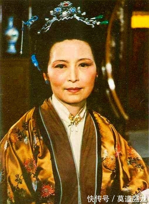 薛姨妈!为什么薛蟠,薛宝钗管薛姨妈喊妈妈,贾宝玉却不喊王夫人妈妈?