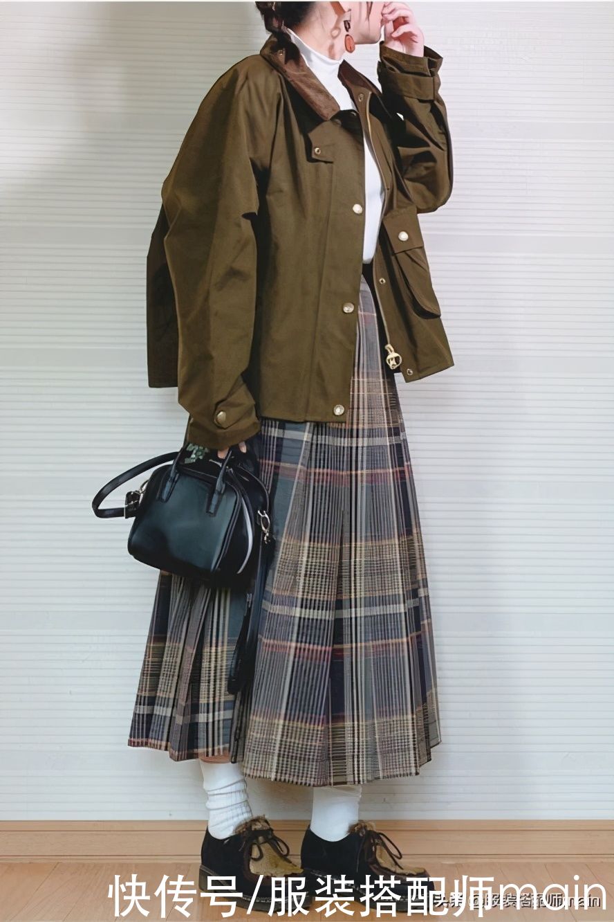 百褶裙怎么穿才“高级”？瞧瞧日本女人的穿搭，时髦又显气质