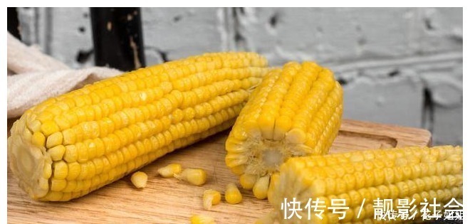 凉水|煮玉米，应该去皮煮还是带皮煮学会这样做，香甜好吃又有营养！