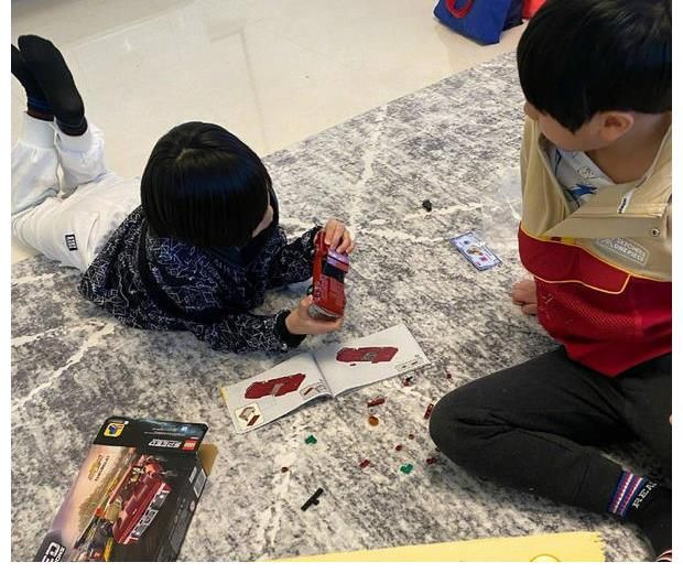 《爸爸5》萌娃重聚 Jasper与小泡芙玩游戏气氛欢乐