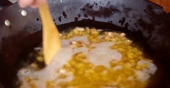 花生里加1个鸡蛋，原来这么好吃，我家常做来吃，放一个月都不坏