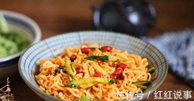 吃法|方便面新吃法,不用自带调料,也能吃出新高度,酸辣过瘾太解馋!