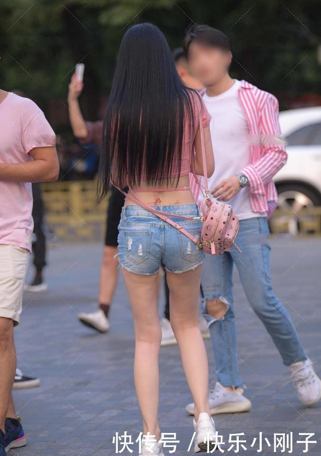 视觉效果|粉色少女风低胸搭配蓝色链条短裤，有气质一点，凸显自己的优势