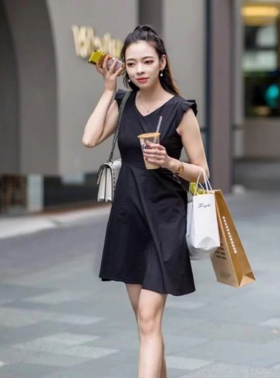 街拍：长发披肩的小姐姐，白色的上衣穿出了气质，很有气场