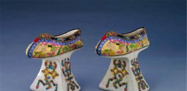 皇帝|大清嫔妃脚上穿的“花盆底”,除了美观,主要为了“方便”皇帝