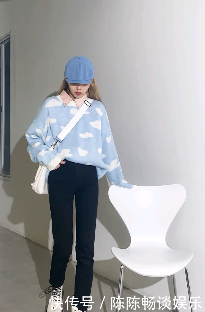 来凹造型|“雾霾蓝”已经过时了!冬天流行“奶油蓝色”毛衣,让你白得发亮