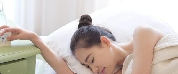 专家|高血压患者别担心,专家:起床“懒”,睡前少做3事,血压悄悄降