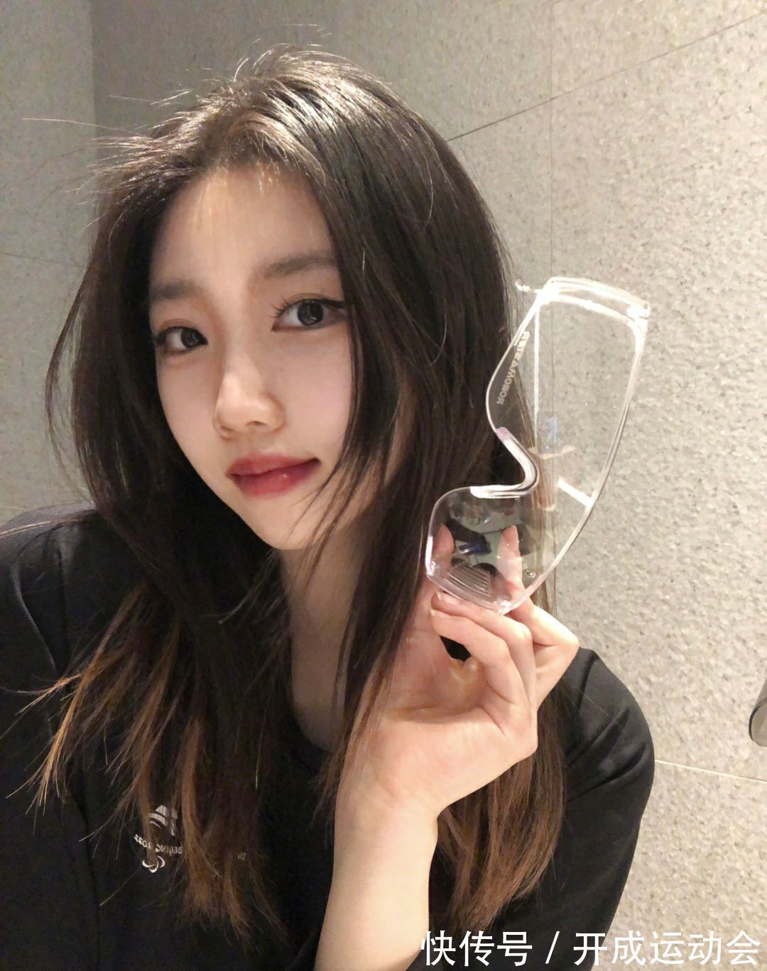 制服|北京冬奥美女志愿者的制服,太香了!黑色打底衫,凸显完美曲线