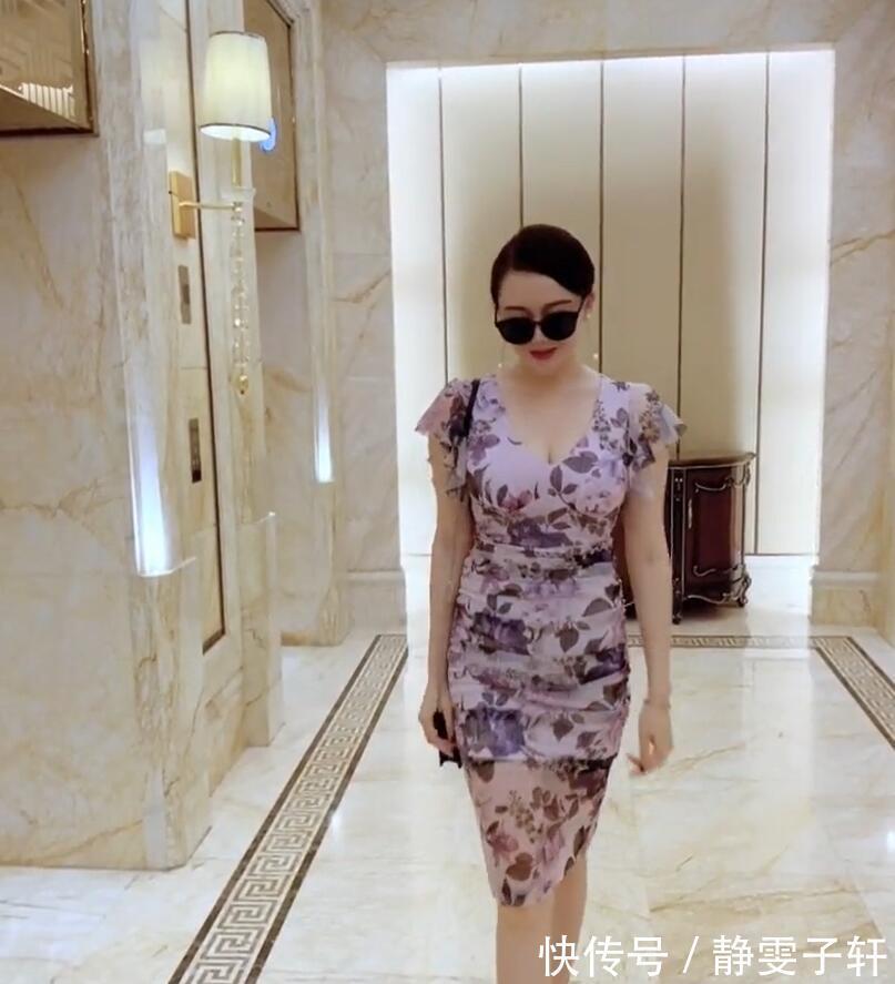 包臀裙|街拍小姐姐，身材微胖的美女搭配清新味道的包臀裙，美的不可逾越