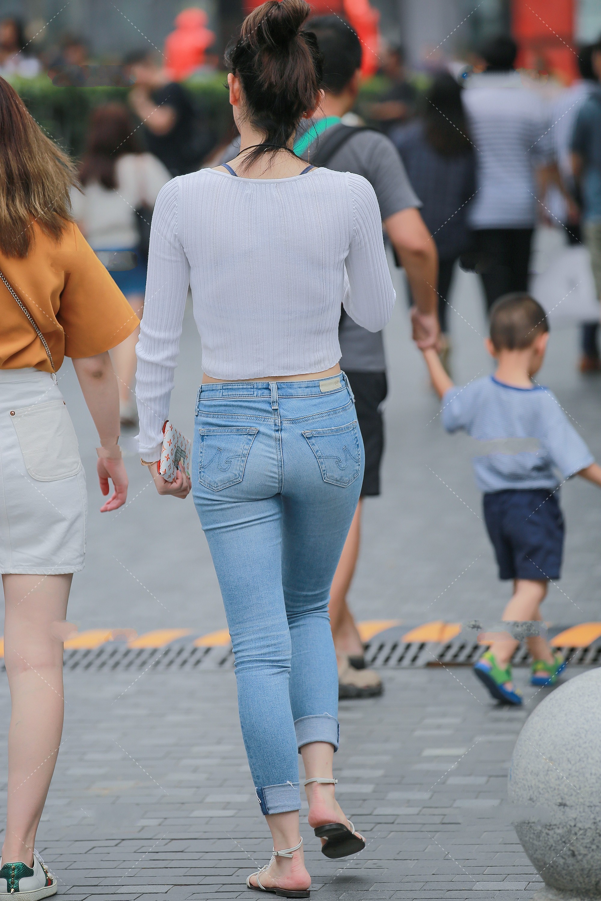 牛仔裤|美女街拍:拉链款针织衫搭配牛仔裤,显得年轻又有活力