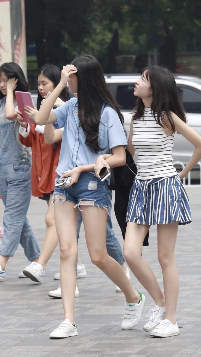 街拍美女:身穿衬衫的姐姐出街,热裤展现青春活力,像谁的初恋吗
