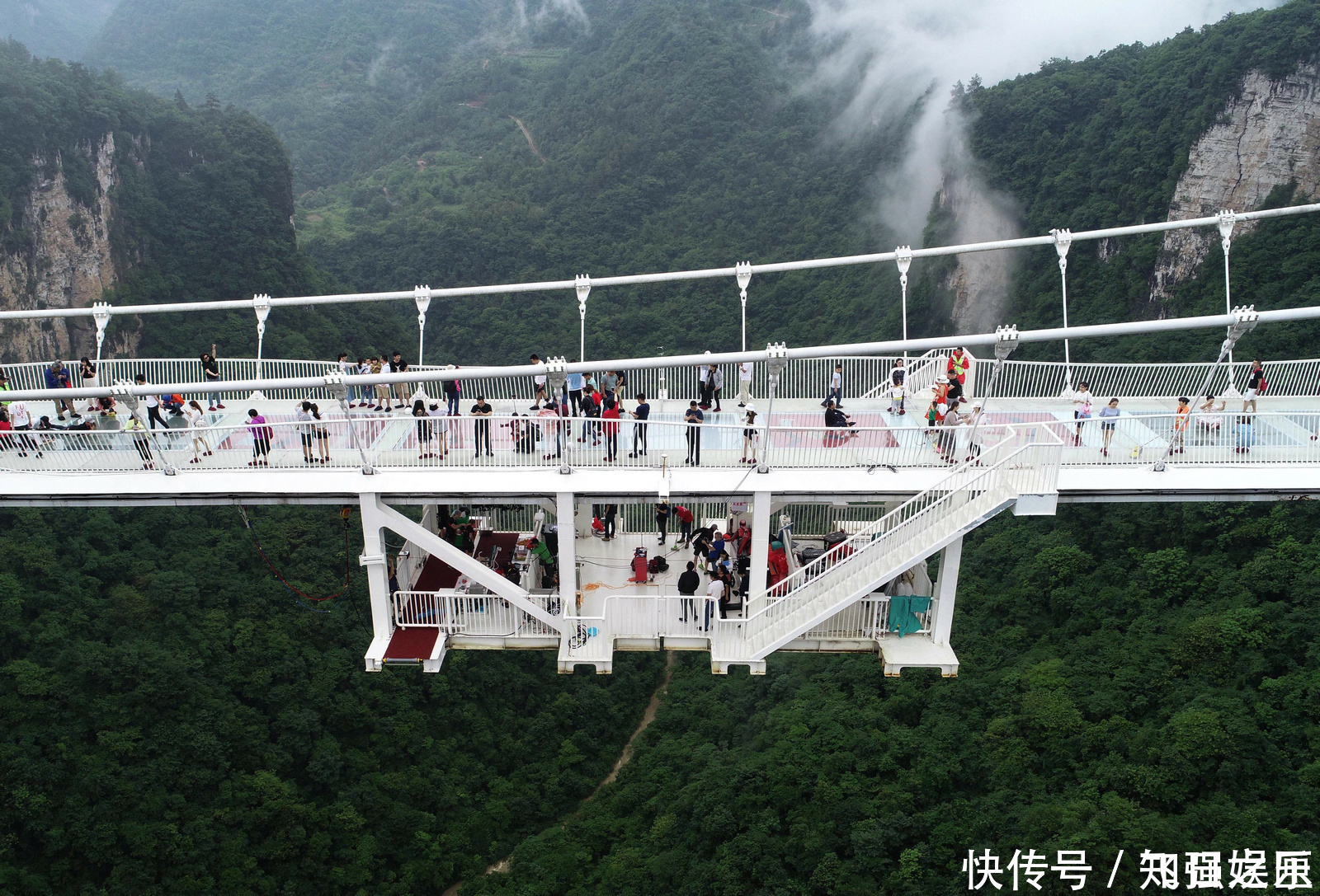 中年|挑战生理极限世界上最高最长的玻璃吊桥，你敢走过去吗