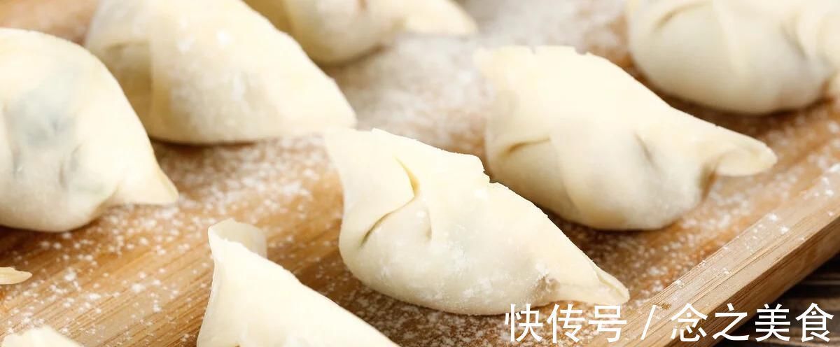 速冻水饺|超市里很便宜一袋的速冻水饺是怎么做的?人工的吗?