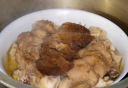 美食精选：香辣炸鸡块，蒜蓉金针菇，猴头菇蒸鸡，大蒜莴笋焖鸡的做法