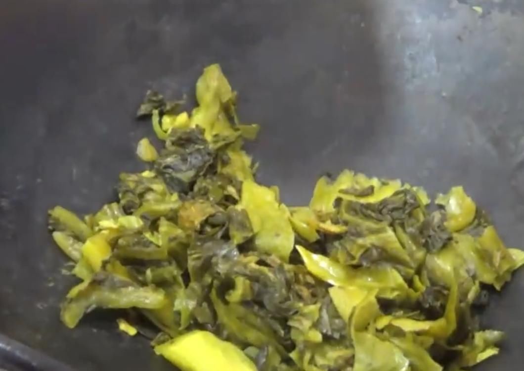 倒入|压轴菜酸菜鱼,咸香适口的鱼肉搭配酸菜,让人胃口大开,吃起来