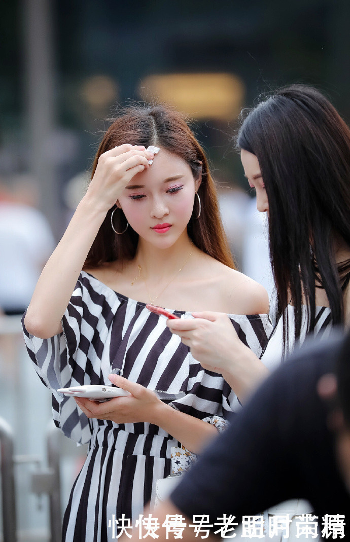 街拍 两位小姐姐都是穿连体裤, 一位很有职场范, 一位很有淑女范