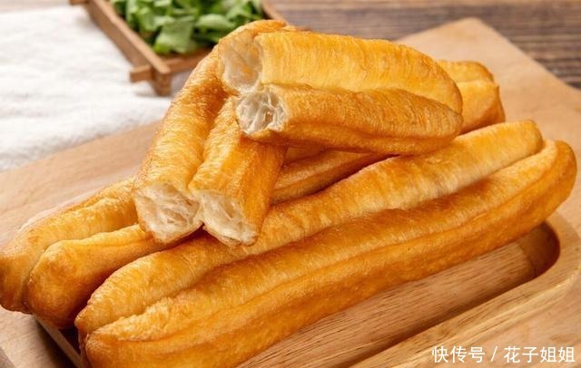 炸油条|冬天吃早餐,别再去外面买了,教你这样炸油条,外酥里软超好吃