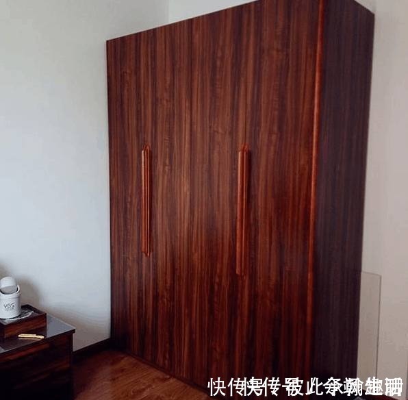 老师傅|老公坚持把阳台和客厅打通，让老师傅装一排榻榻米，一房变两房！