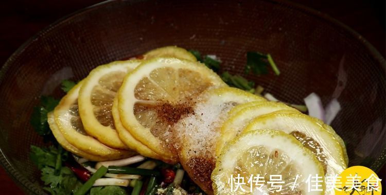 去骨|鸡爪去骨原来这么简单，1根牙签就搞定，又快又完整，太实用了