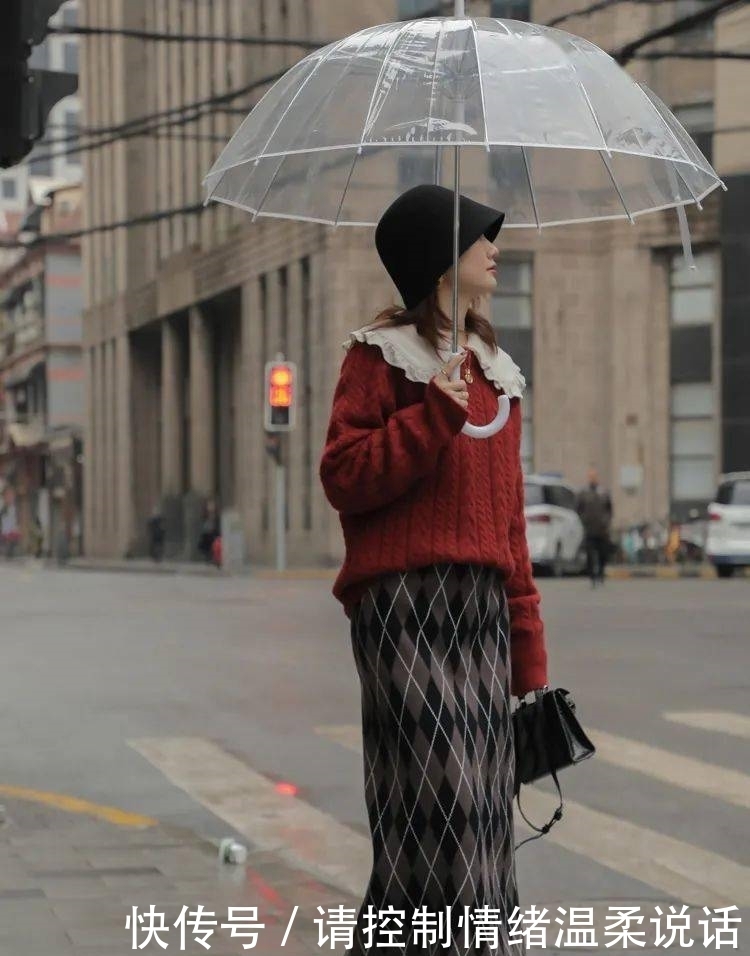 2021年第一套绝美气质穿搭:丝绒裙+毛衣!!!