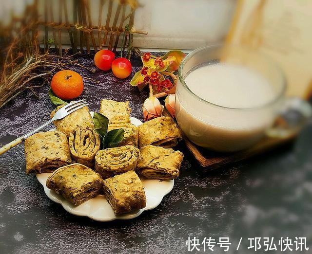 香椿也能做成小甜品,1把香椿2个蛋,撒把面粉成面卷