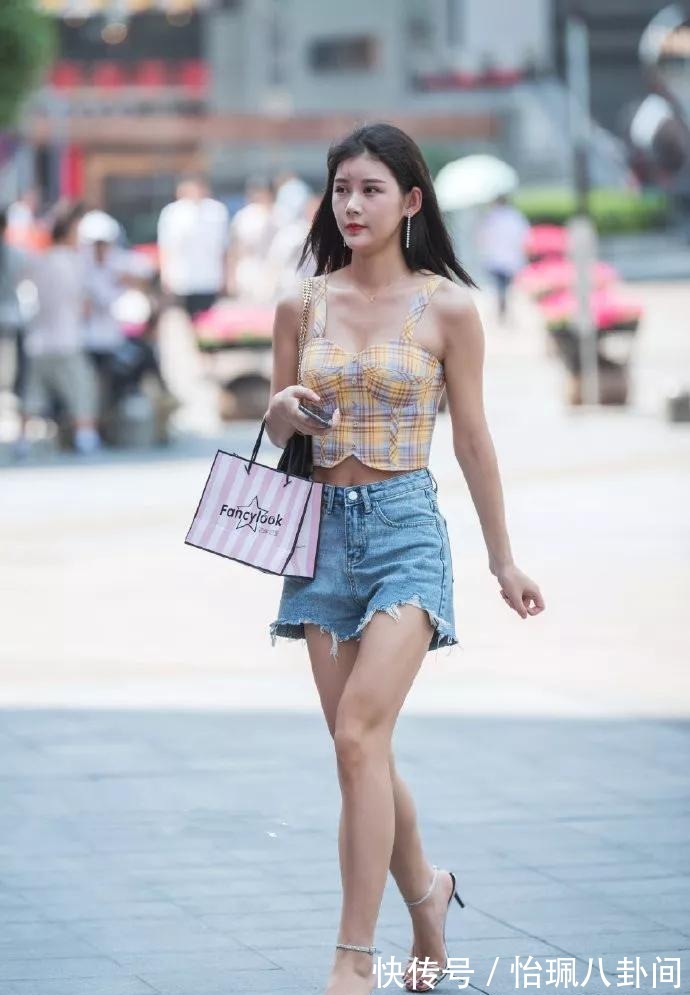 穿搭|小姐姐一头微卷长发,把墨镜戴在头上,打造一种休闲气息