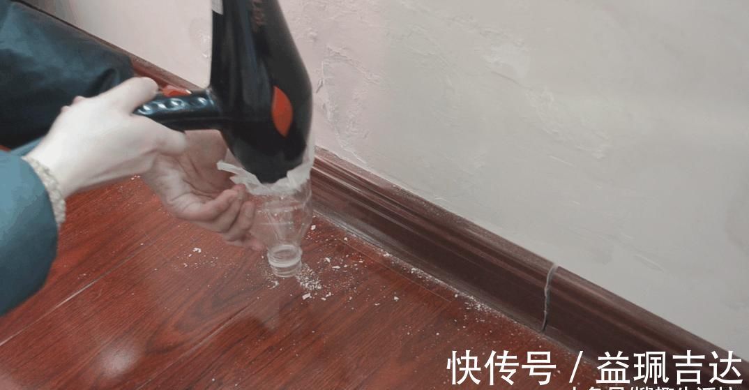塑料瓶上粘张纸巾, 没想到还有这妙用, 解决了家家户户都困扰的难题