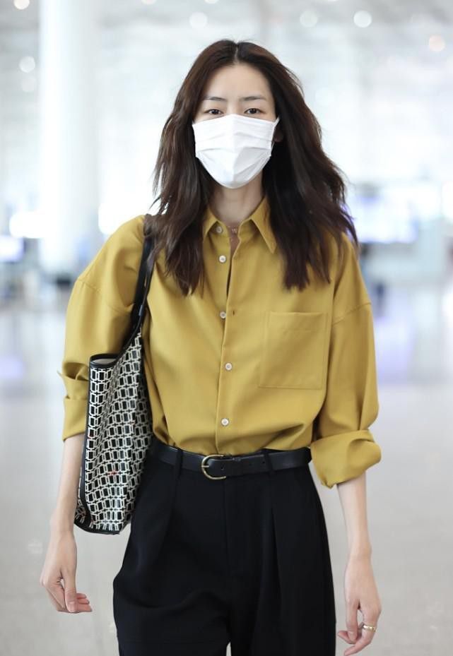 一身|刘雯真是“T台体质”,穿很普通的衬衫加裤子,气质依旧光彩照人