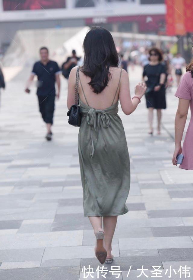 美女街拍浅绿色束腰连衣裙搭配,满满小清新,时尚又减龄