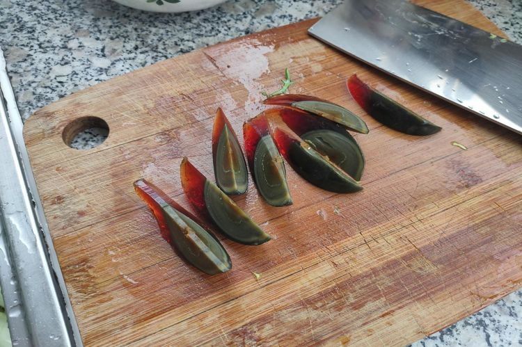 苦菊拌皮蛋，清爽解腻，下酒也下饭，做法简单味道佳