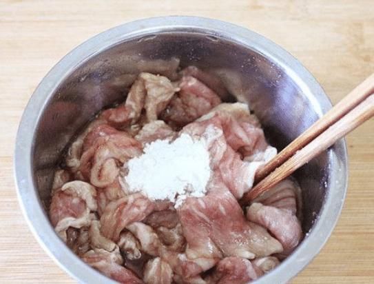 炒肉时,别再用淀粉腌制了,大厨教你三招,肉质鲜嫩又美味!