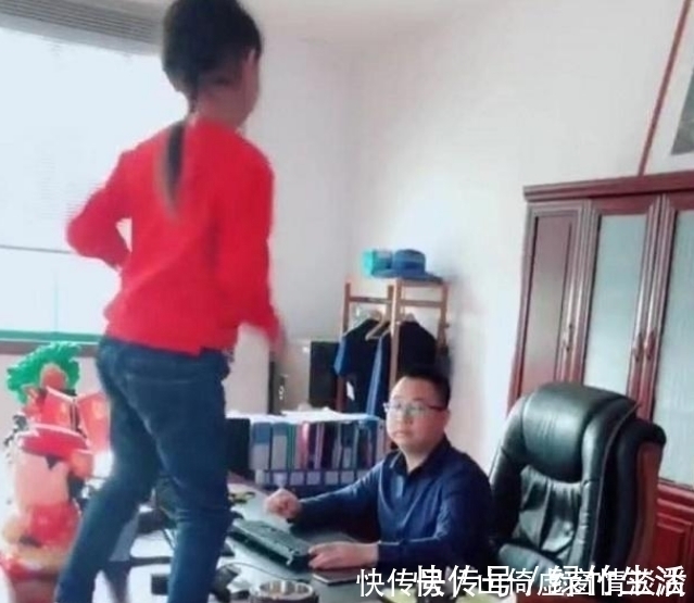 小姐姐|总裁奶爸带女儿去上班,女儿在办公桌上跳舞,奶爸却这样做!