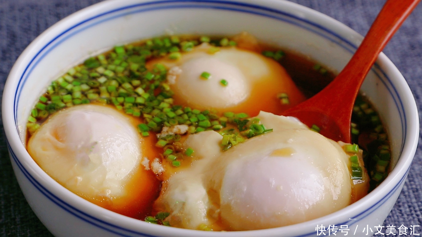 荷包蛋我就服这做法,出锅个个完整,一做一个准,鲜嫩好吃