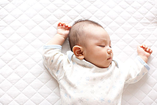 想法|新生儿“投降式”睡姿，需要纠正吗？知道原因后，我改变了想法