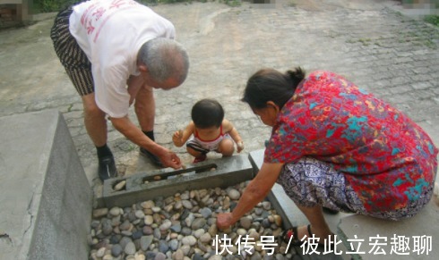 老两口|独生女的家庭,父母晚年生活幸福指数低,背后原因真实又扎心